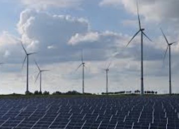 Fitch: India's Renewable Energy Sees Generation Dip Amid Improved Cash Flow