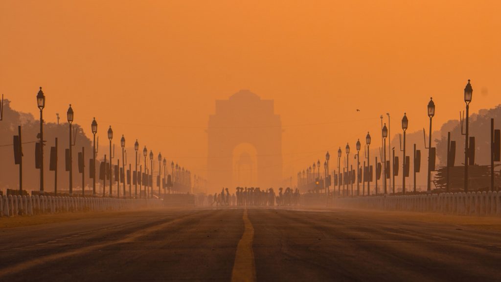 AQI Crashes Past 400, Delhi Chokes Under Toxic Air Blanket